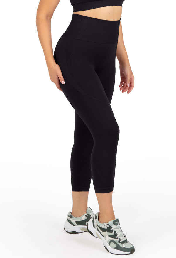 Plus Size Sports Bra - Triple-layer Support Racer & High Waist 3/4 Capri Leggings
